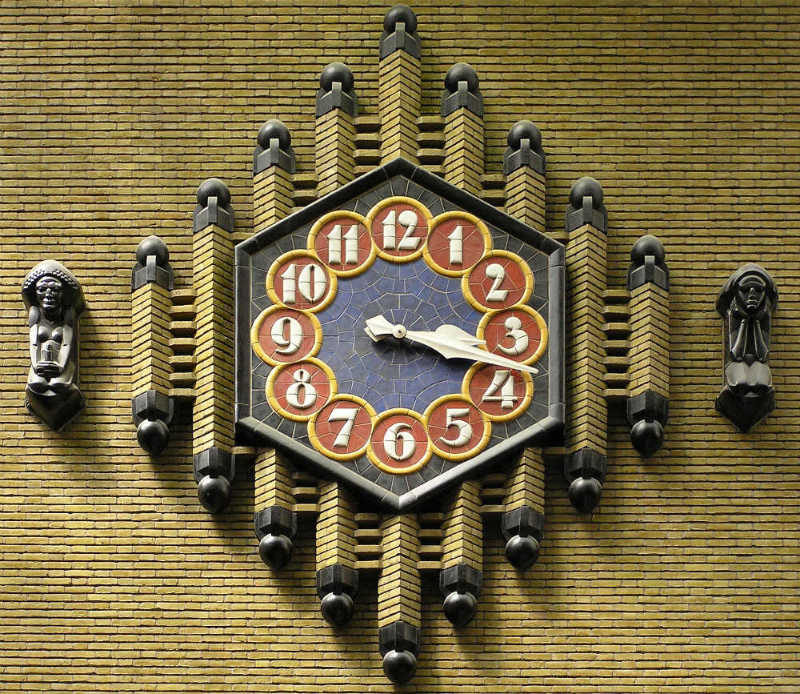Amsterdamse School klok in het v.m. PTT-kantoor in Utrecht. 