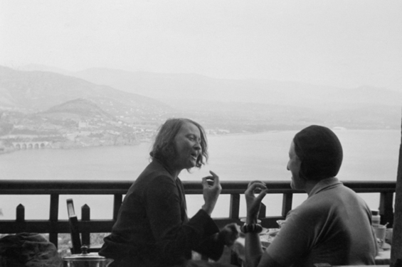Teun (links) en Tine op het balkon van Villa Boetia in Théoule. Achterop in het handschrift van Ellen: Teun zingt voor Tine haar morgenliedje! “proprio bella!”.